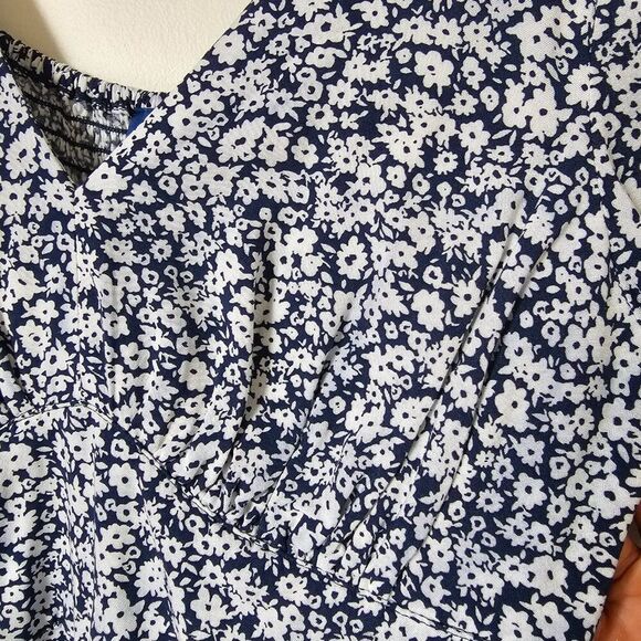 EUC OLD NAVY FLORAL V NECK SOFT JUMPSUIT SIZE SMALL - Picture 8 of 16